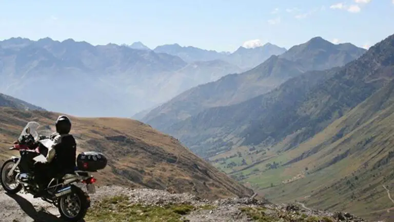 Descubre la emoción de los viajes en moto por Europa: ¡Aventuras sobre ruedas!