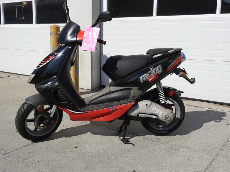 El Legado de la Aprilia SR 50 1999: Innovación y Estilo sobre dos Ruedas